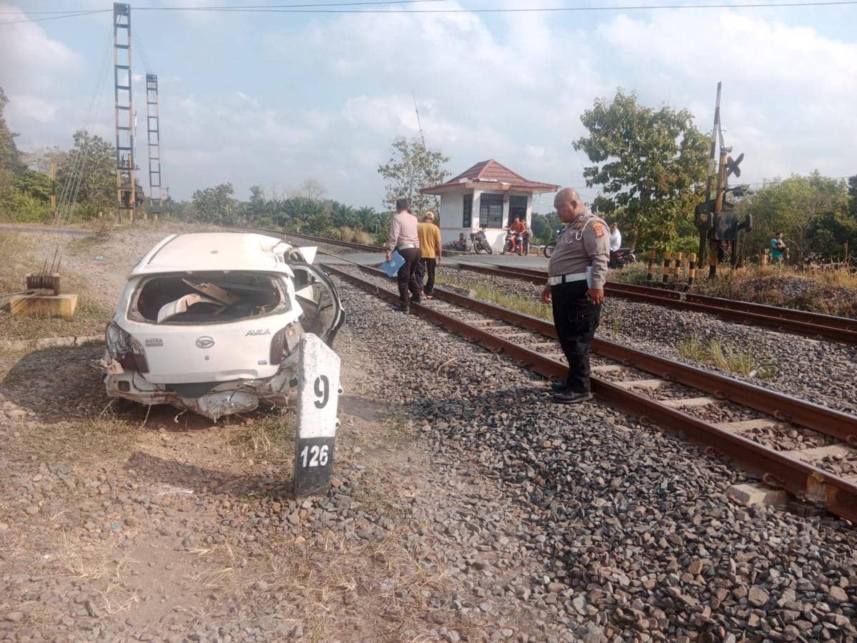 Kecelakaan Ayla Vs Kereta Api Babaranjang di Lampura, 2 Pelajar Tewas