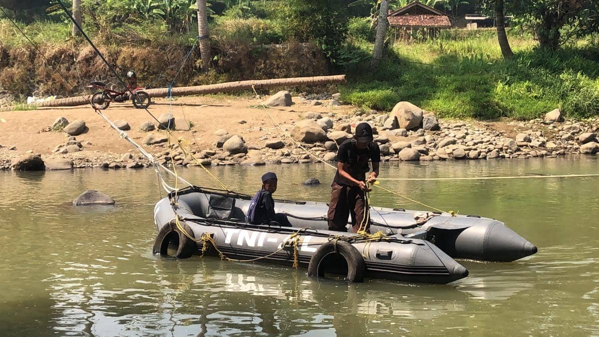 Miris, Guru-Siswa Bertaruh Nyawa Seberangi Sungai Cimandiri Sukabumi 