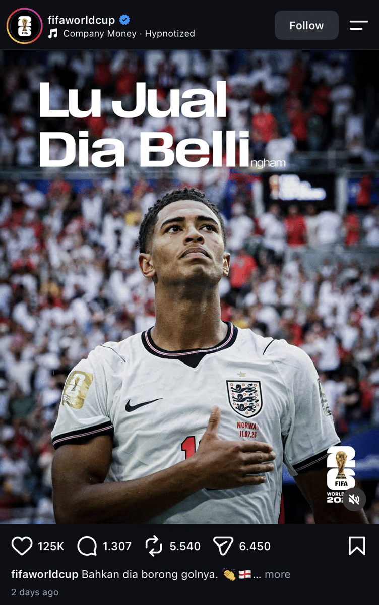 Seorang pemain tim nasional Inggris mengenakan seragam putih dengan tangan di dada di tengah stadion penuh penonton.
