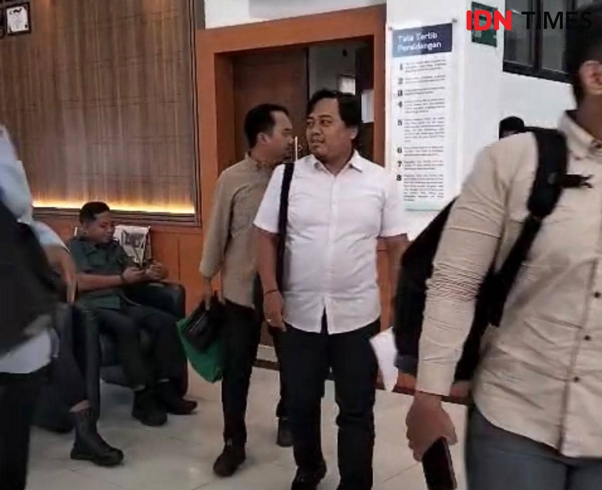 Beberapa orang berjalan di area dalam gedung pengadilan menjelang sidang gugatan PTUN Sekda Tangsel yang digelar tertutup.