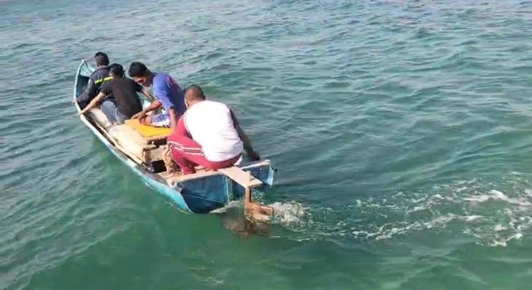 Beberapa petugas menaiki perahu kecil di laut menuju lokasi korban insiden kapal tenggelam di perairan Rote Ndao, NTT.