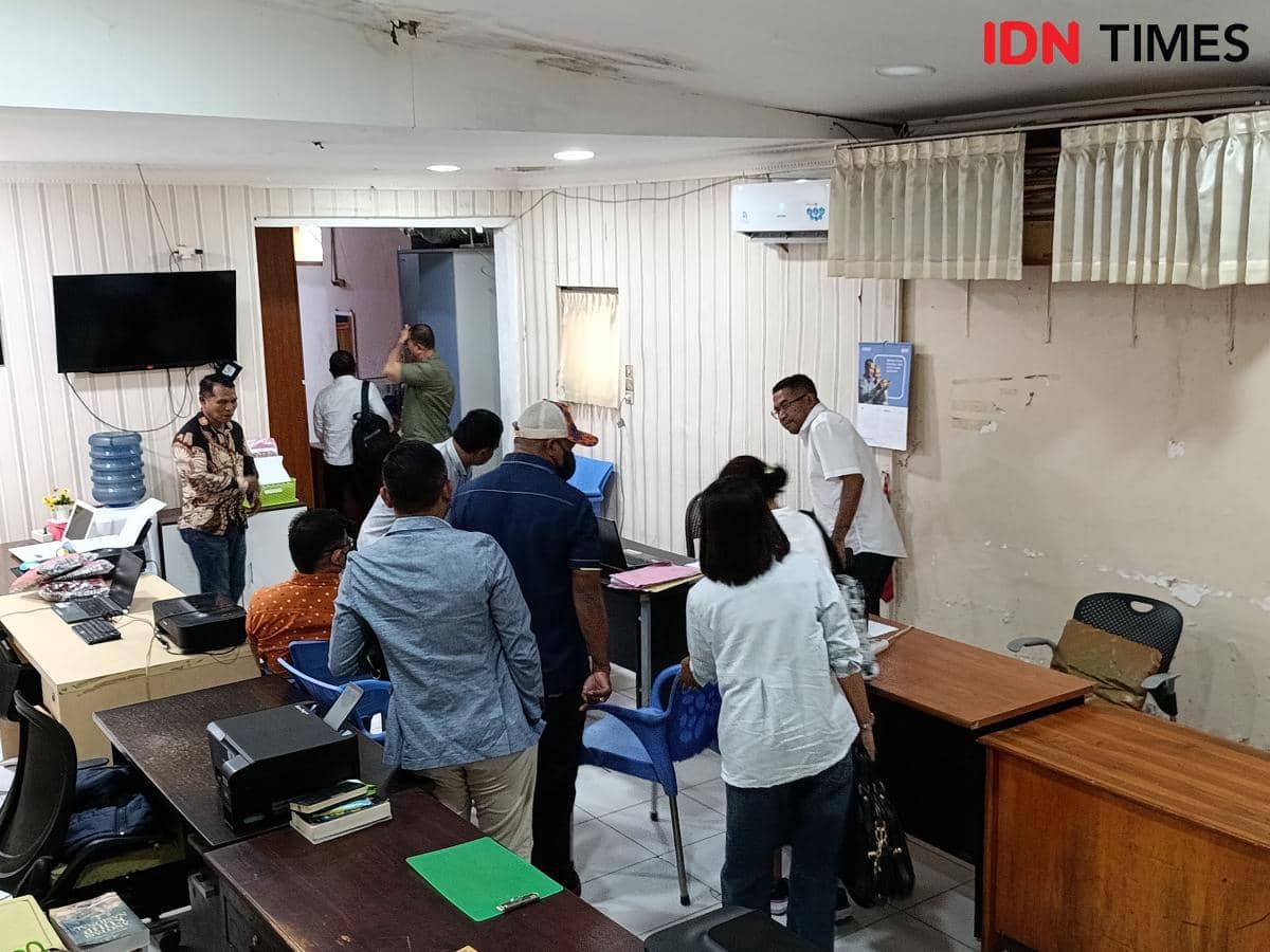 Beberapa orang sedang menjalani pemeriksaan di ruang kantor Polda NTT dengan meja kerja, kursi, dan peralatan kantor di sekitarnya.
