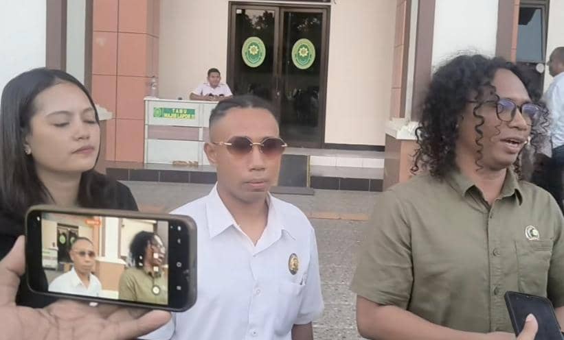 Tim kuasa hukum Piche Kota berbicara kepada media di depan gedung pengadilan setelah memenangkan sidang praperadilan.