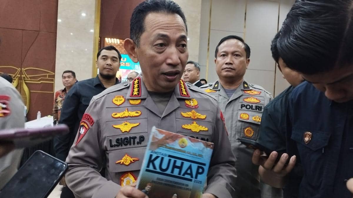 Kapolri Jenderal Listyo Sigit Prabowo saat memberikan tanggapan terkait kasus mantan Jampidsus Febrie Adriansyah di Kompleks Parlemen