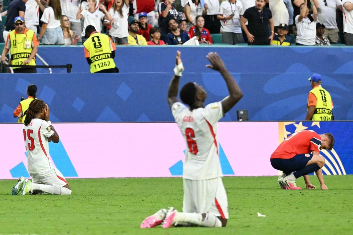 Potret Djed Spence (paling kiri) mengucap syukur setelah Inggris berhasil lolos ke semifinal Piala Dunia 2026.