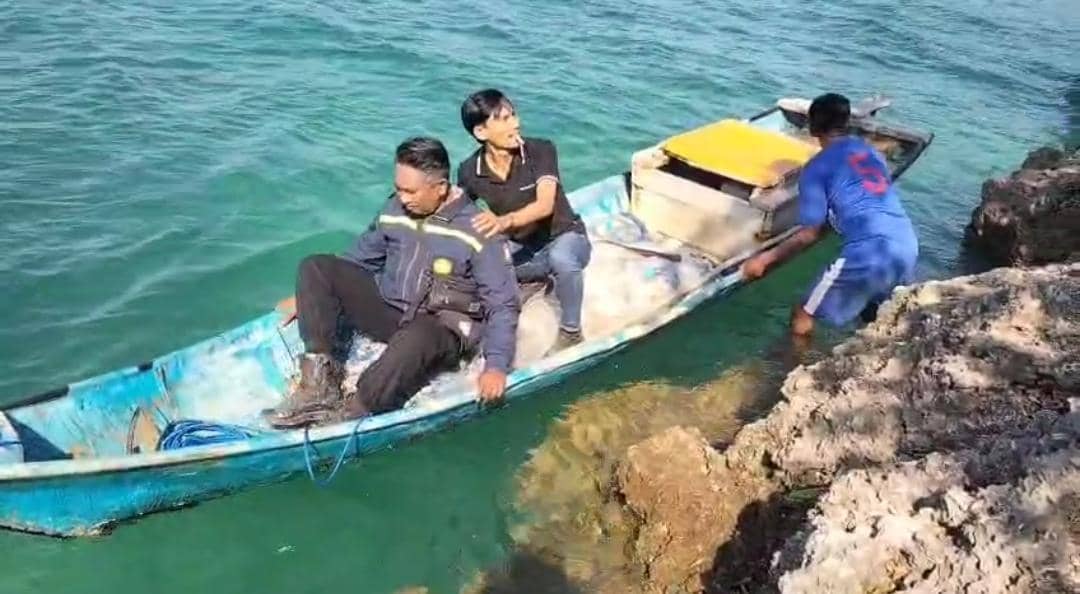 Petugas Polsek Rote Barat Daya bersama warga berada di perahu kecil di perairan Rote Ndao saat menuju lokasi korban kapal tenggelam.