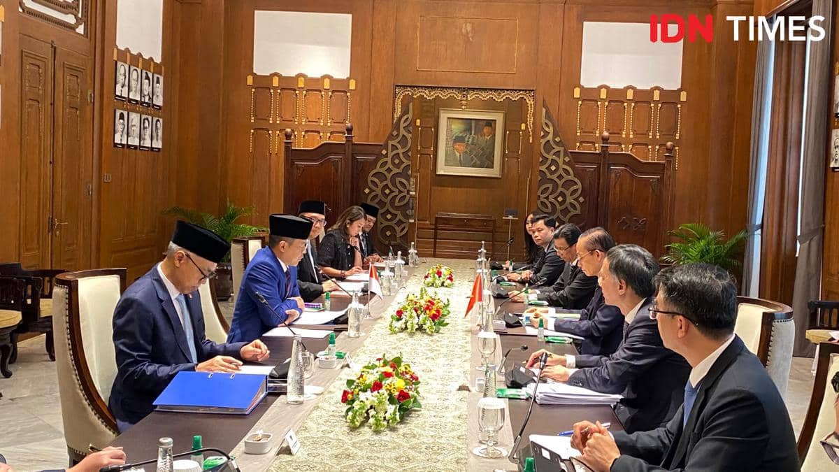 Menlu Sugiono menerima Menlu Vietnam Le Hoai Trung dalam Pertemuan JCBC ke-7 Indonesia-Vietnam di Gedung Pancasila, Jakarta.