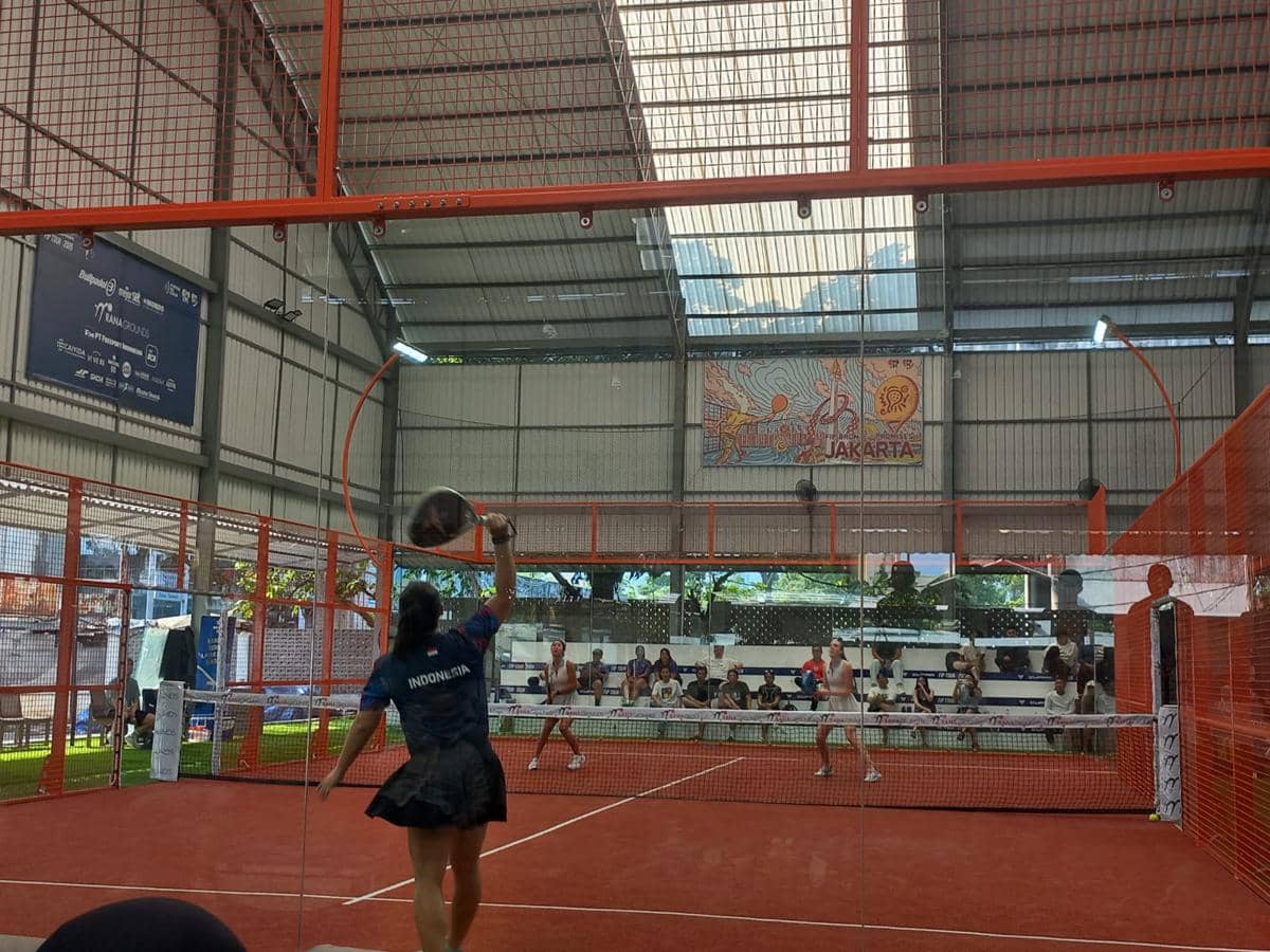 Pemain Timnas Padel Indonesia melakukan pukulan dalam pertandingan uji coba melawan Kazakhstan di lapangan indoor Jakarta.