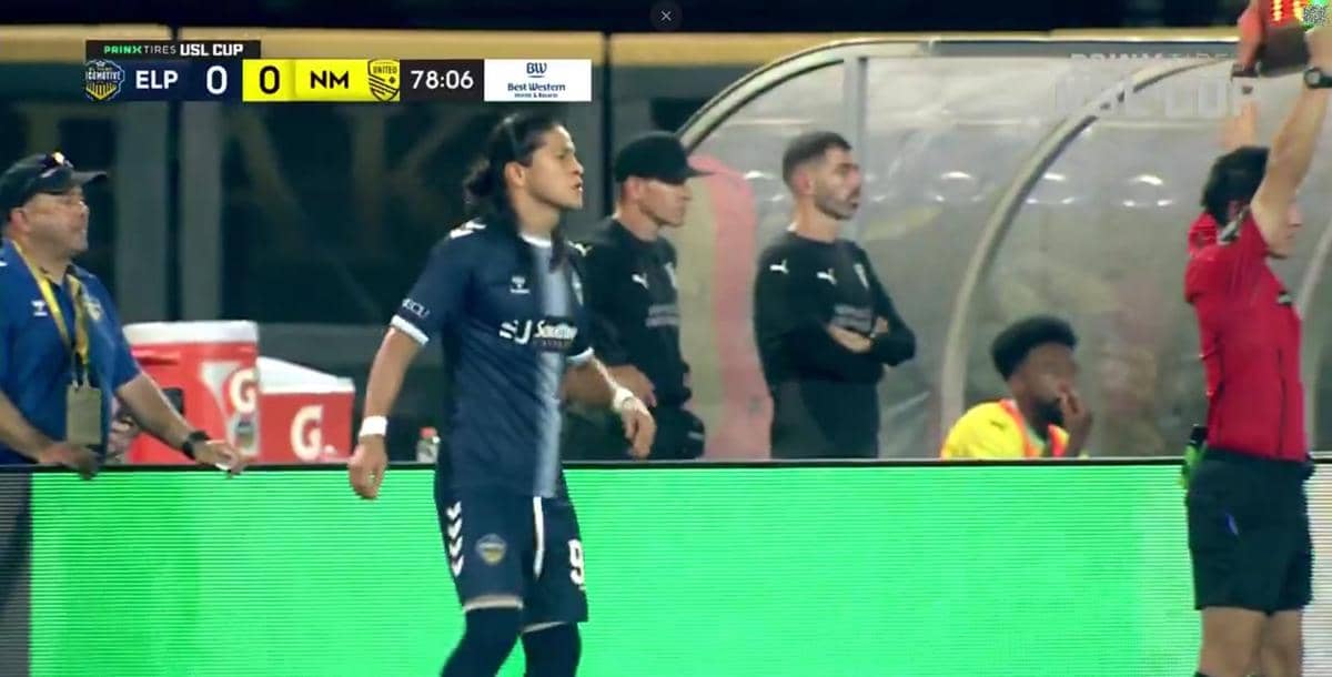 Seorang pemain sepak bola berseragam biru bersiap masuk ke lapangan saat pergantian pemain dalam pertandingan USL Cup antara El Paso dan New Mexico.