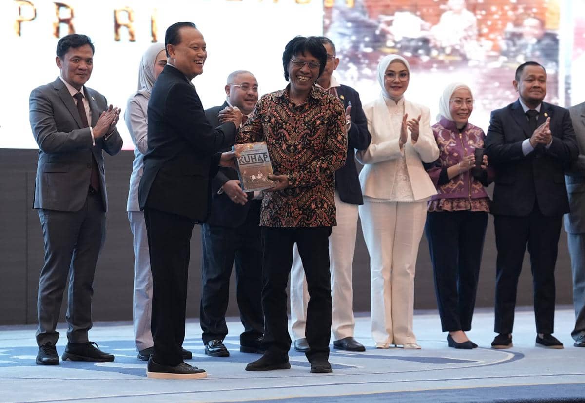 Terima Buku Anotasi KUHAP, Adian: Kepastian Hukum Kebutuhan Masyarakat