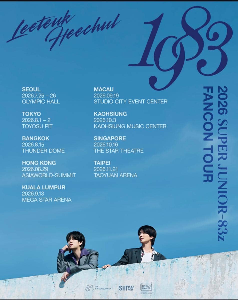 Poster tur Super Junior 83z tahun 2026 menampilkan dua anggota berdiri di bawah langit biru dengan daftar kota dan tanggal konser.