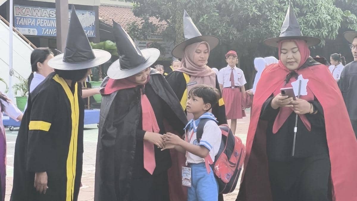 MPLS Unik! Guru SD di Solo Pakai Kostum Harry Potter Sambut Siswa 