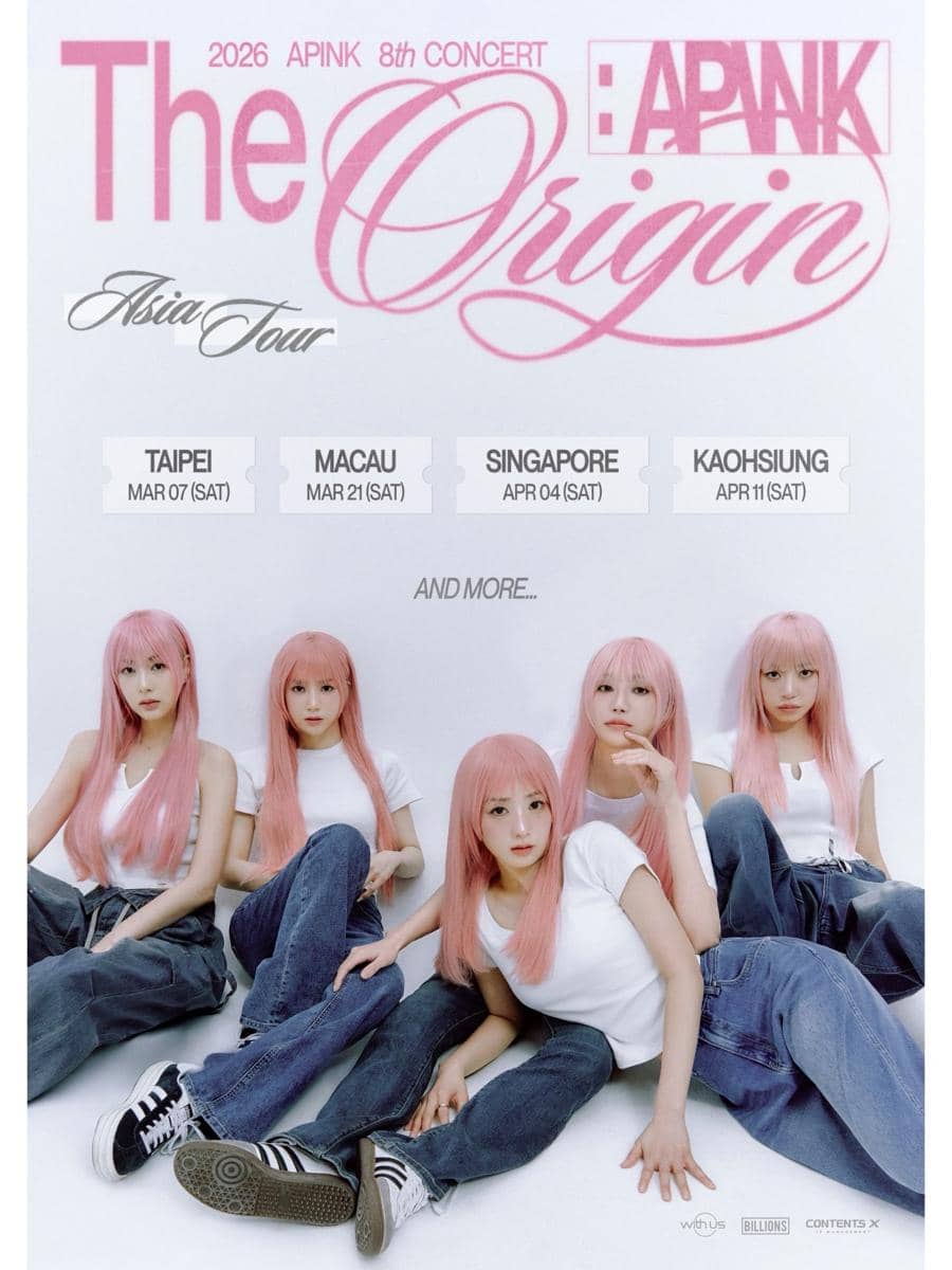 Lima anggota grup musik Korea berambut pink mengenakan kaus putih dan celana jeans berpose untuk poster tur Asia 2026 bertajuk The Origin.
