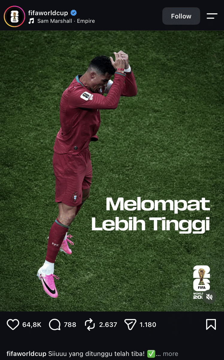 Seorang pemain sepak bola mengenakan seragam merah melakukan selebrasi di lapangan hijau dengan tulisan 'Melompat Lebih Tinggi' di sampingnya.