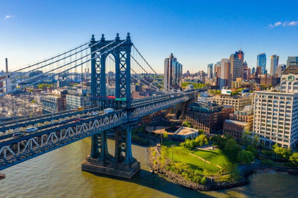 ilustrasi Brooklyn Bridge di musim panas