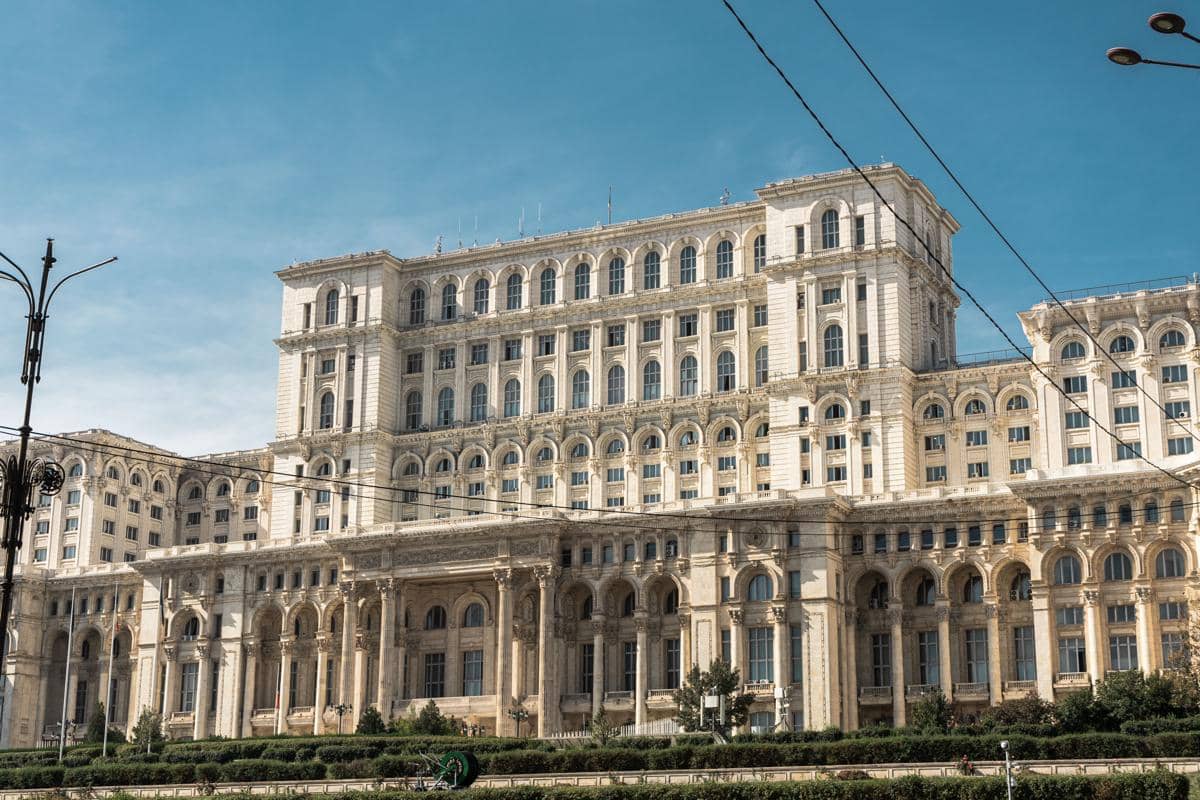 ilustrasi Palace of The Parliament di Rumania