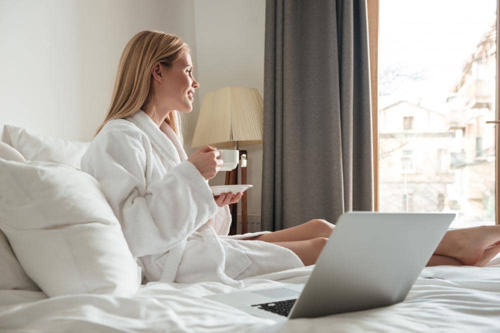 ilustrasi perempuan rileks di hotel