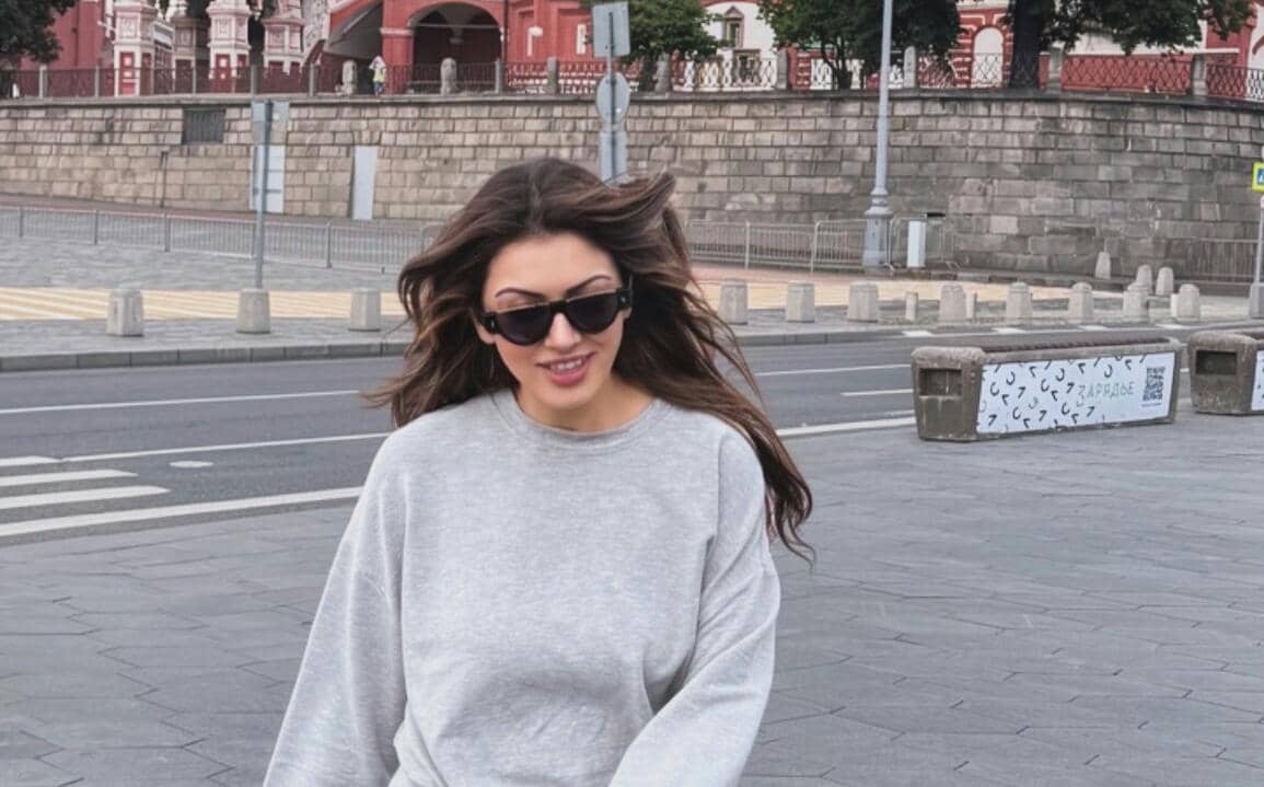 9 Momen Hansika Motwani Liburan di Rusia, Main ke Katedral Santo Basil