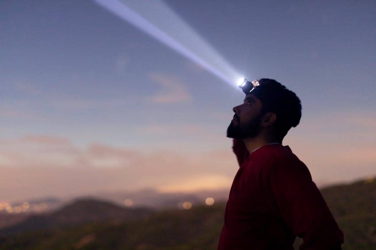Kenapa Headlamp Lebih Praktis daripada Senter?