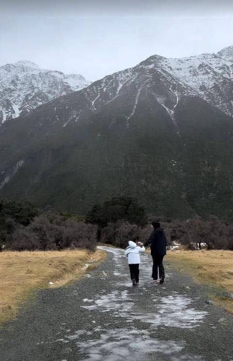 Citra Kirana dan Rezky Trekking di Gunung Cook New Zealand (instagram.com/citraciki)