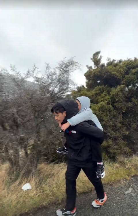 Citra Kirana dan Rezky Trekking di Gunung Cook New Zealand (instagram.com/citraciki)