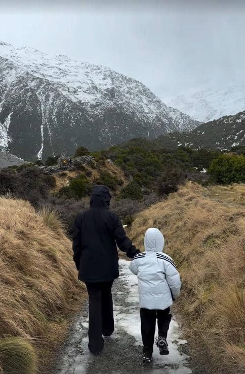 Citra Kirana dan Rezky Trekking di Gunung Cook New Zealand (instagram.com/citraciki)