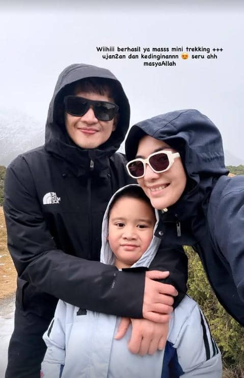 Citra Kirana dan Rezky Trekking di Gunung Cook New Zealand (instagram.com/citraciki)