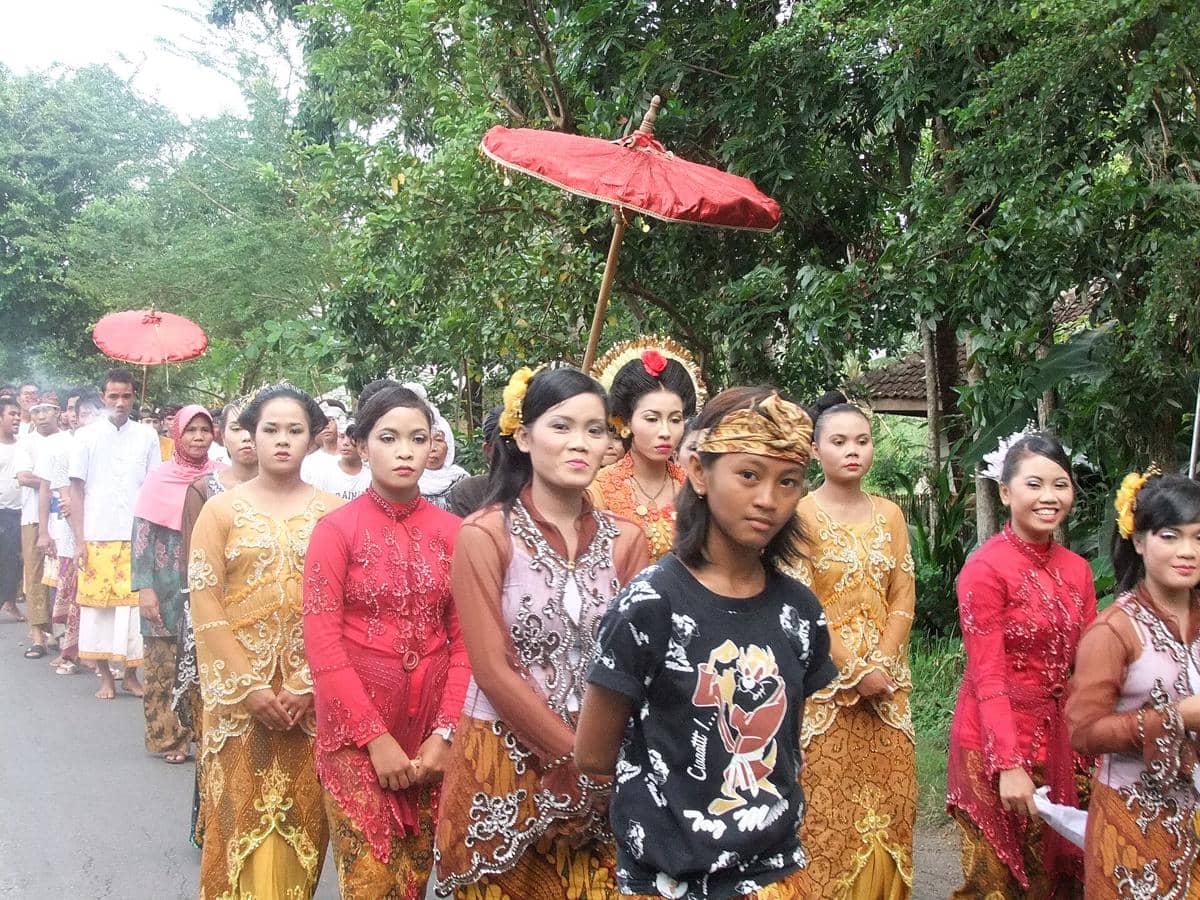 Potret prosesi pengantin adat Sasak di Lombok Tengah sebagai bagian dari tradisi pernikahan masyarakat Sasak.