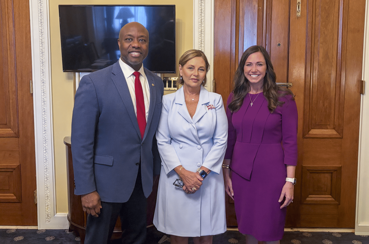 Adik perempuan Lindsey Graham, Darline Graham (tengah), sedang menghadiri acara pelantikannya sebagai Senator Carolina Selatan pada Selasa (14/7/2026).