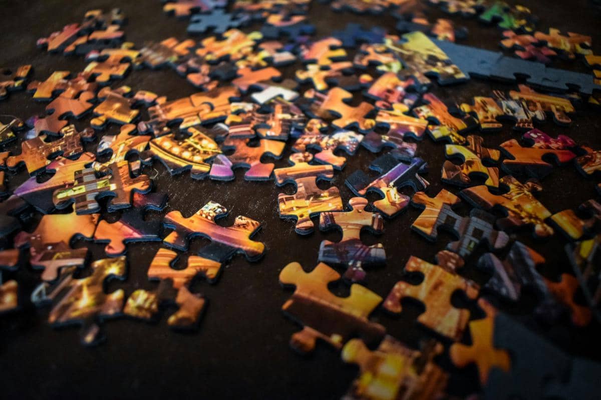 ilustrasi menyusun puzzle