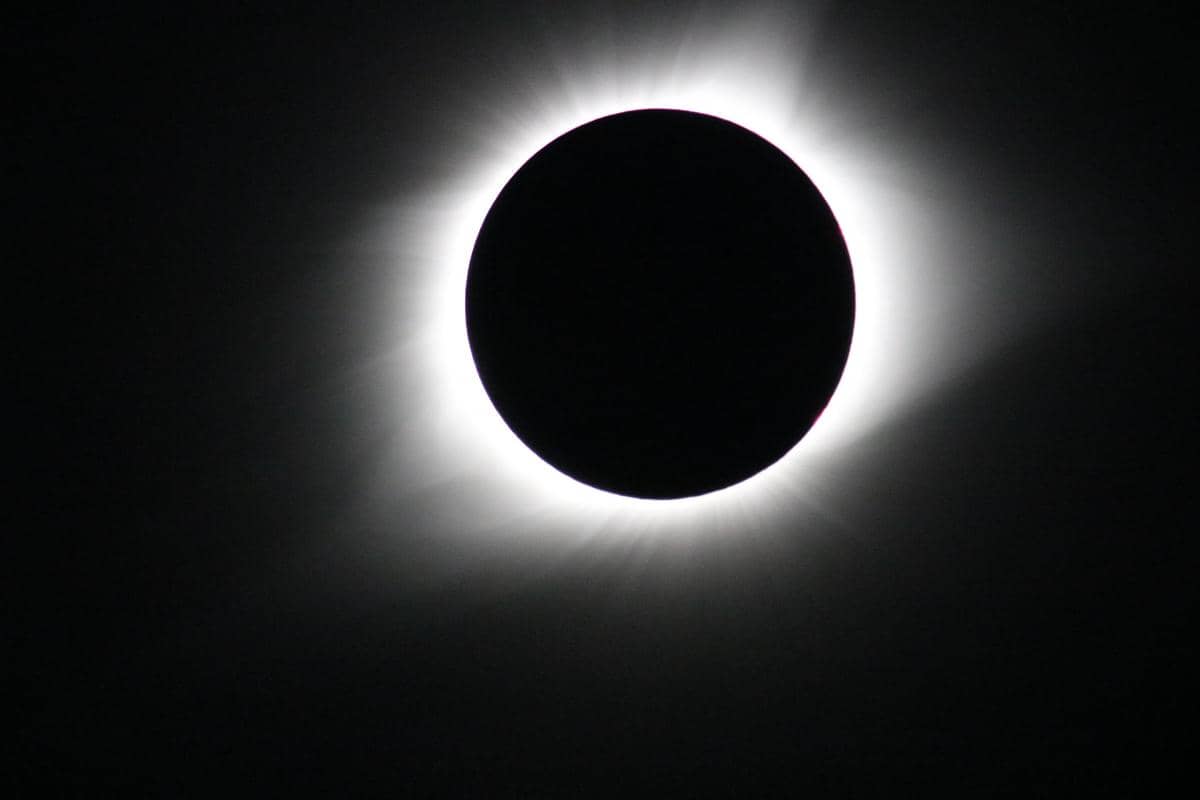 gerhana matahari total akibat kesejajaran Matahari Bulan dan Bumi