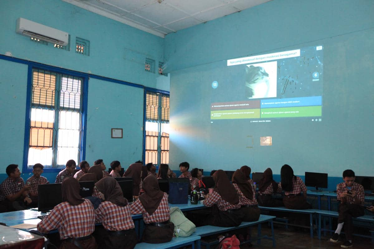 Siswa/Siswi SMKN 2 Surabaya mengerjakan kuis melalui Kahoot