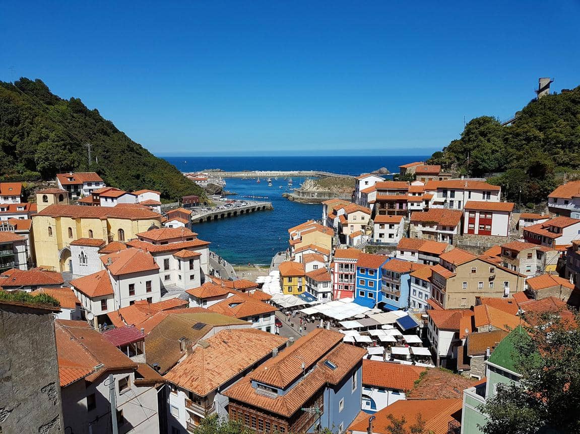 ilustrasi suasana di Cudillero