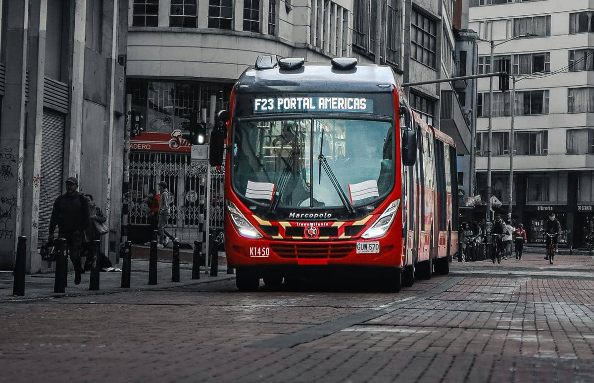 ilustrasi bus di Bogota, Kolombia