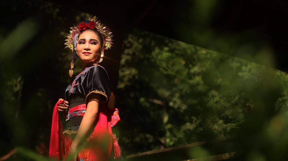 Potret seorang penari tradisional Sasak dalam dokumentasi budaya di Lombok, Nusa Tenggara Barat, Indonesia.