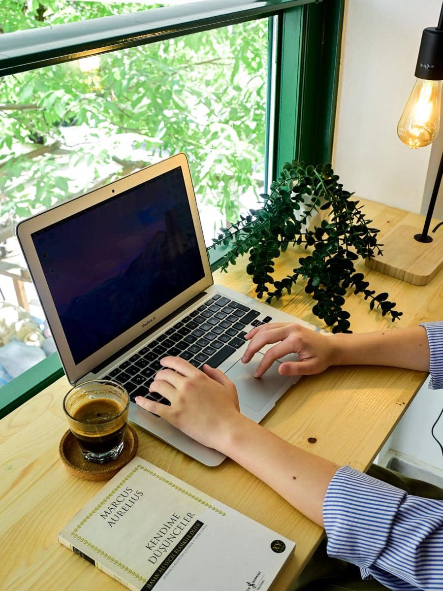 Foto oleh Helin Gezer dari Pexels: https://www.pexels.com/id-id/foto/orang-tangan-kopi-buku-buku-25731744/