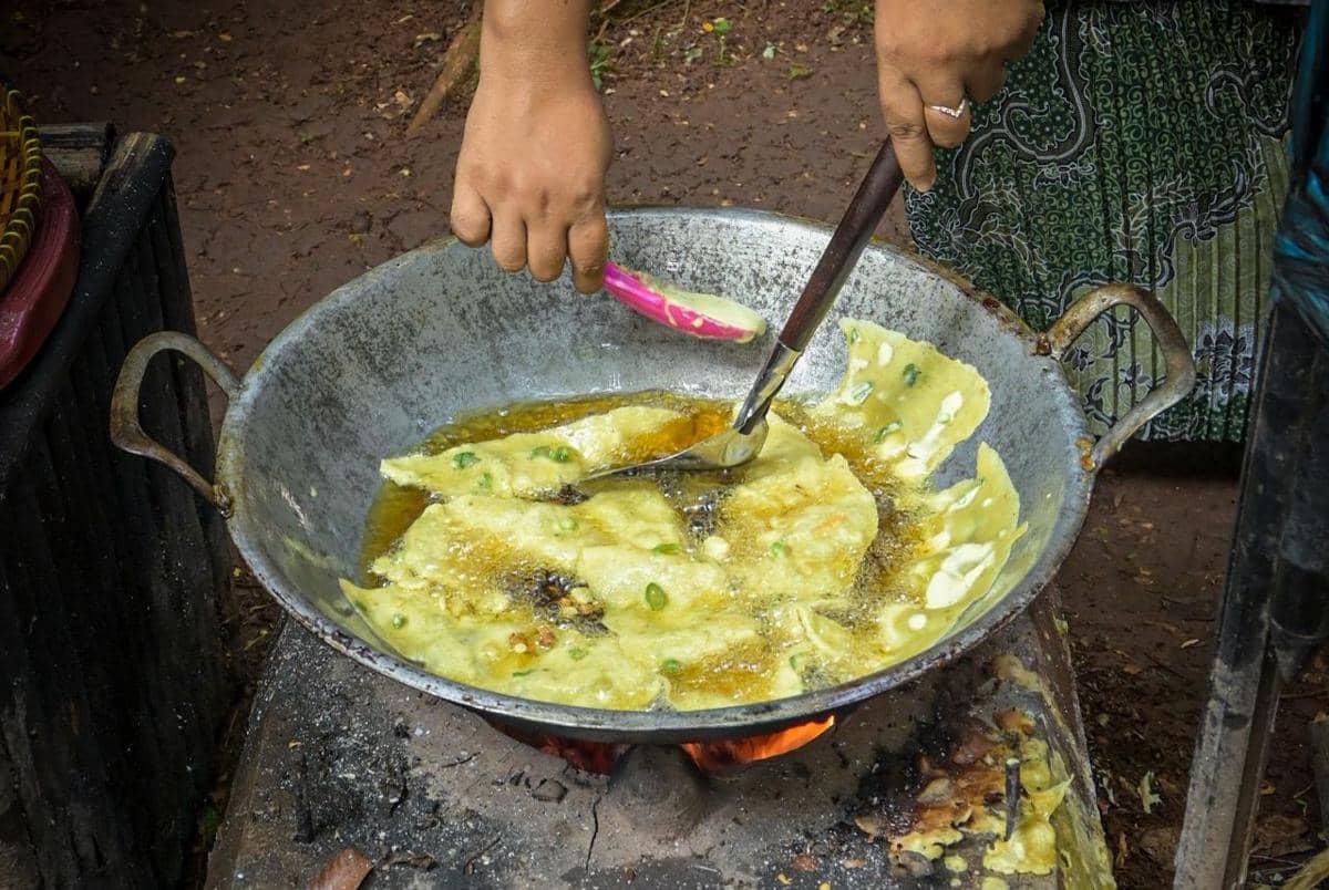 ilustrasi menggoreng peyek