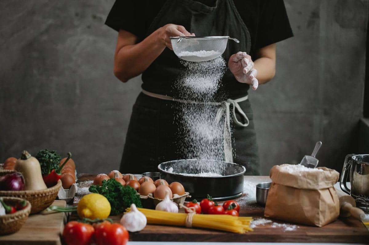 ilustrasi mengayak tepung terigu, baking powder, dan bubuk kakao