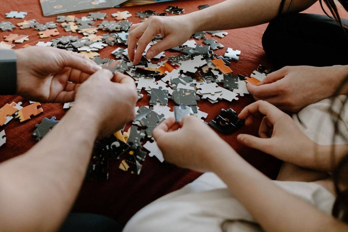 ilustrasi menyusun puzzle