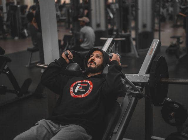 Ilustrasi latihan di gym