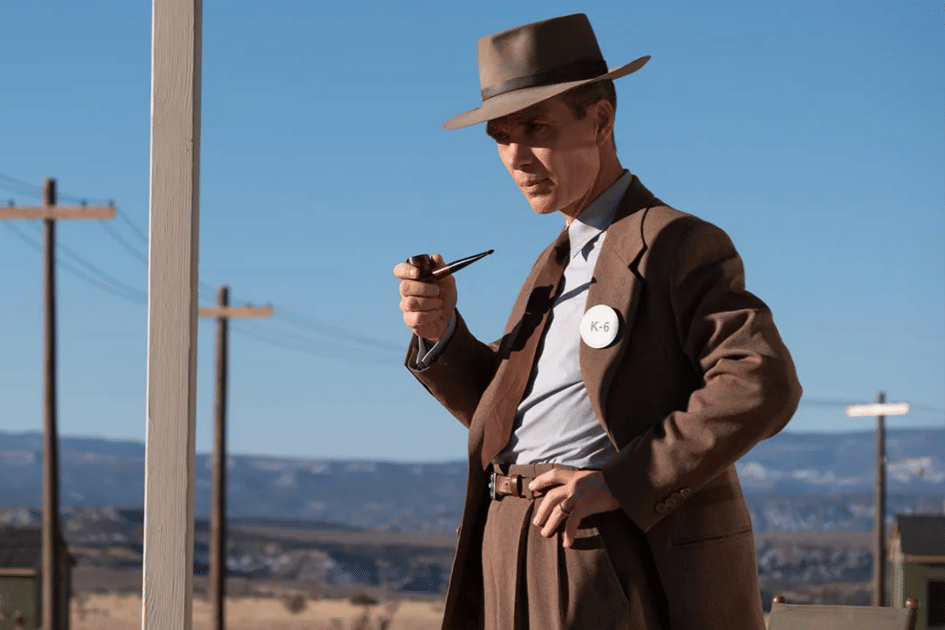 Cillian Murphy sebagai Julius Robert Oppenheimer.