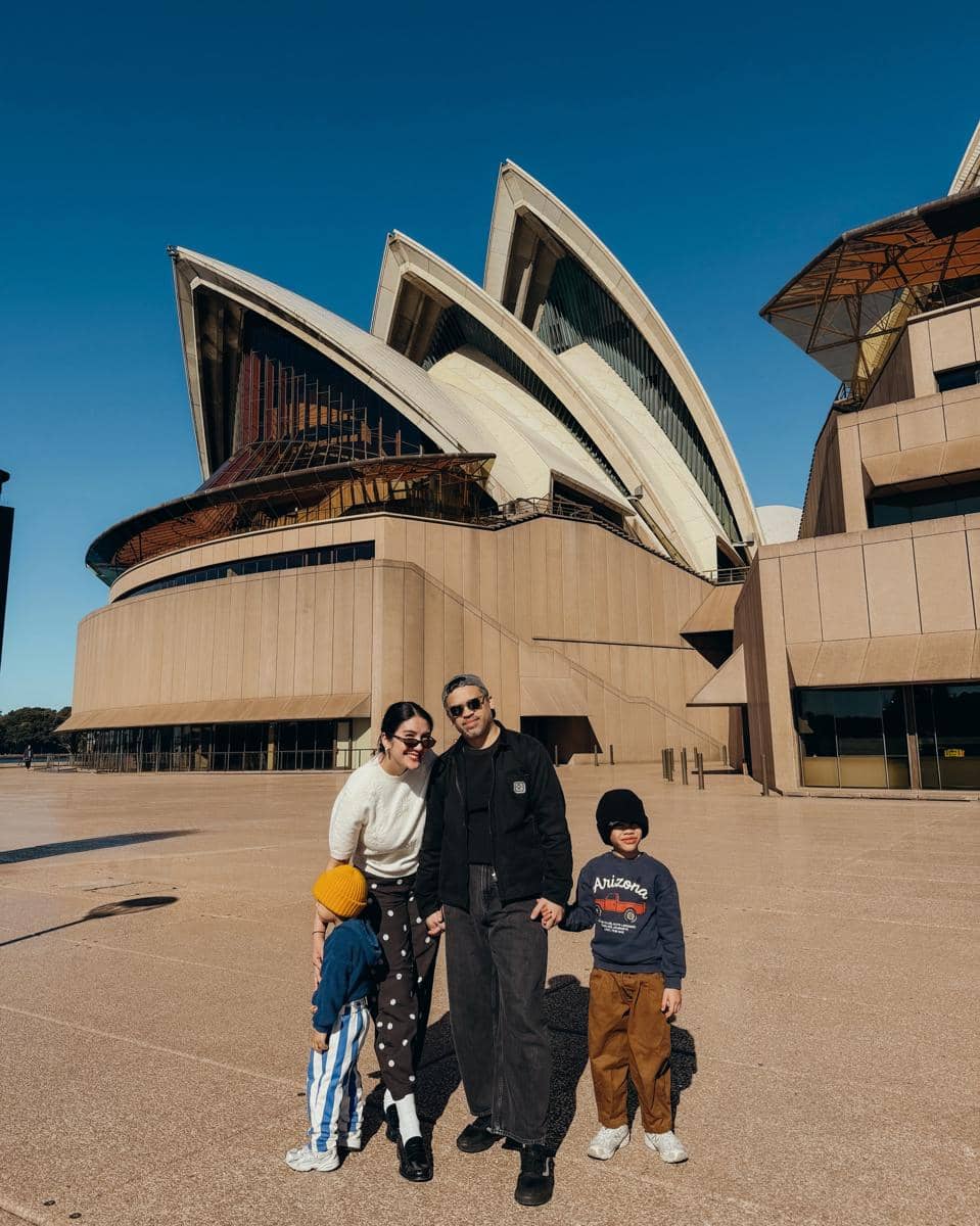 Acha Sinaga jalan-jalan di Sydney dengan tiga anak