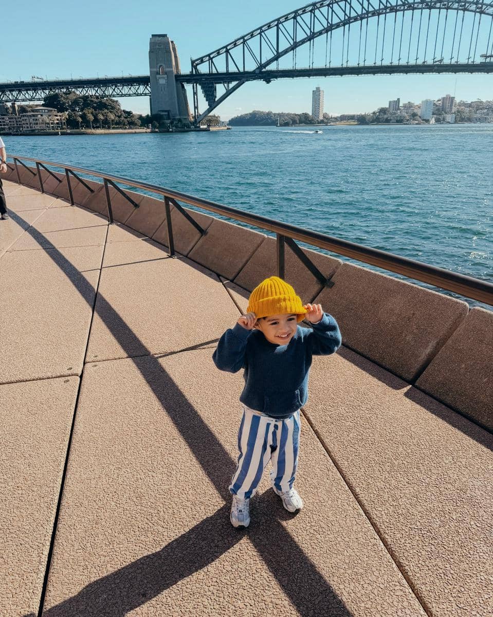 Acha Sinaga jalan-jalan di Sydney dengan tiga anak