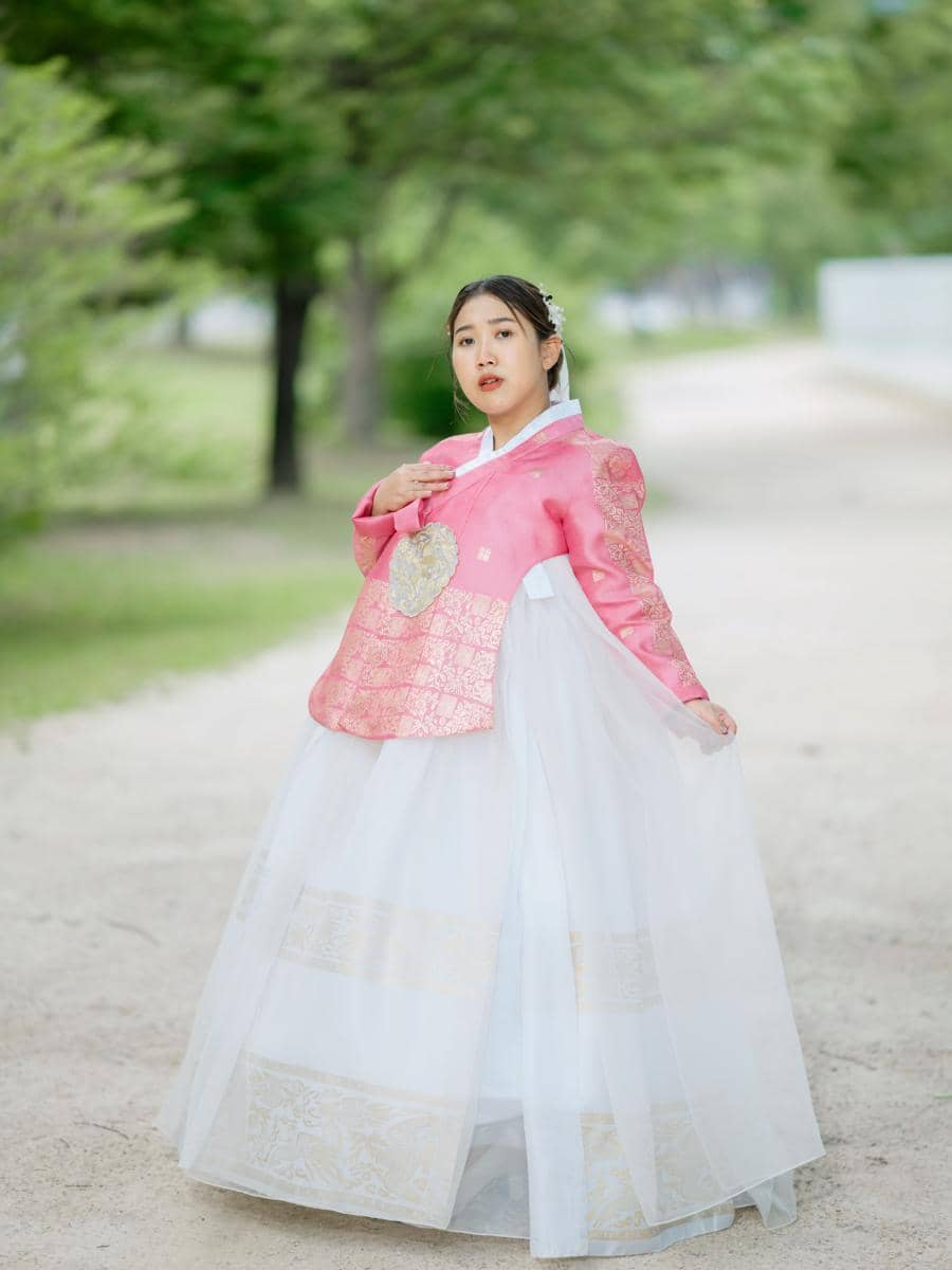 Kiky Saputri pakai hanbok pink saat di Gyeongbokgung Palace