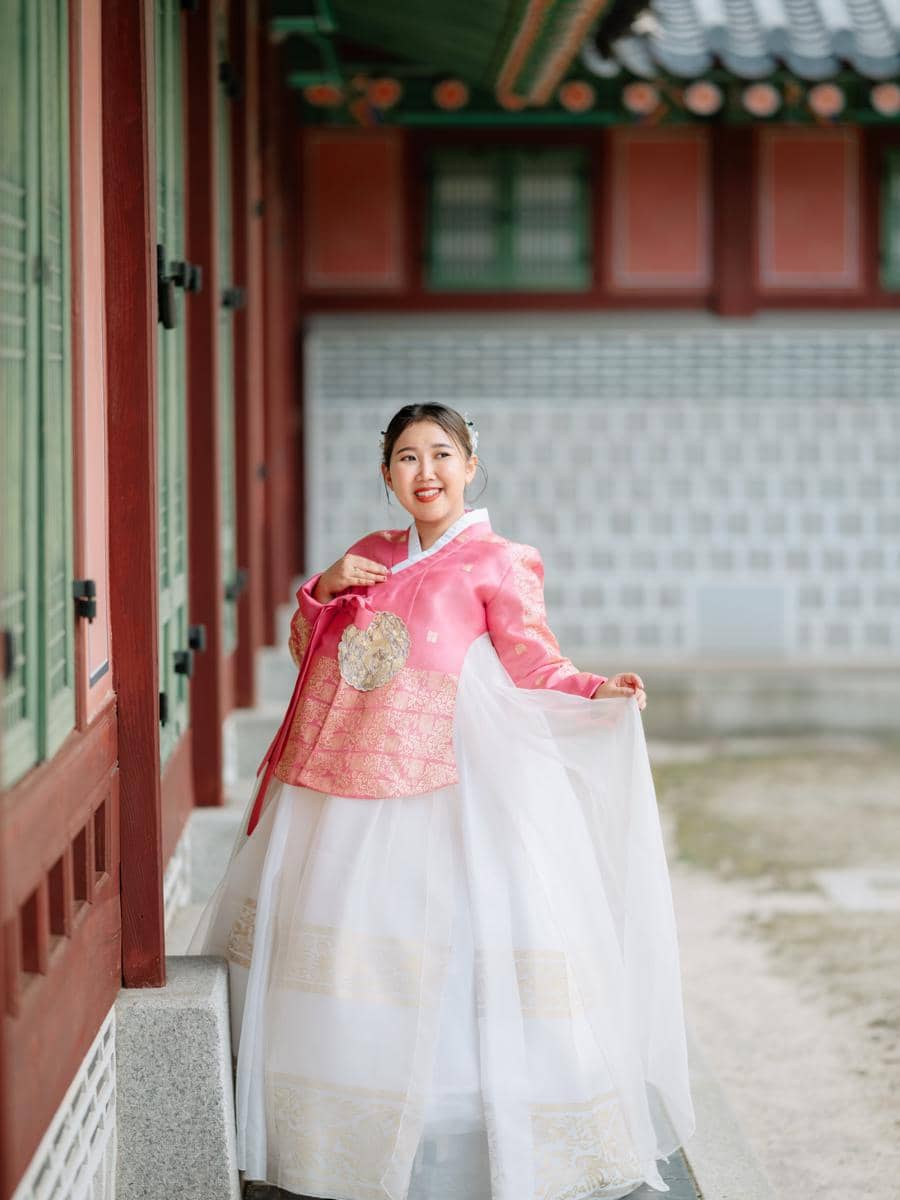Kiky Saputri pakai hanbok pink saat di Gyeongbokgung Palace