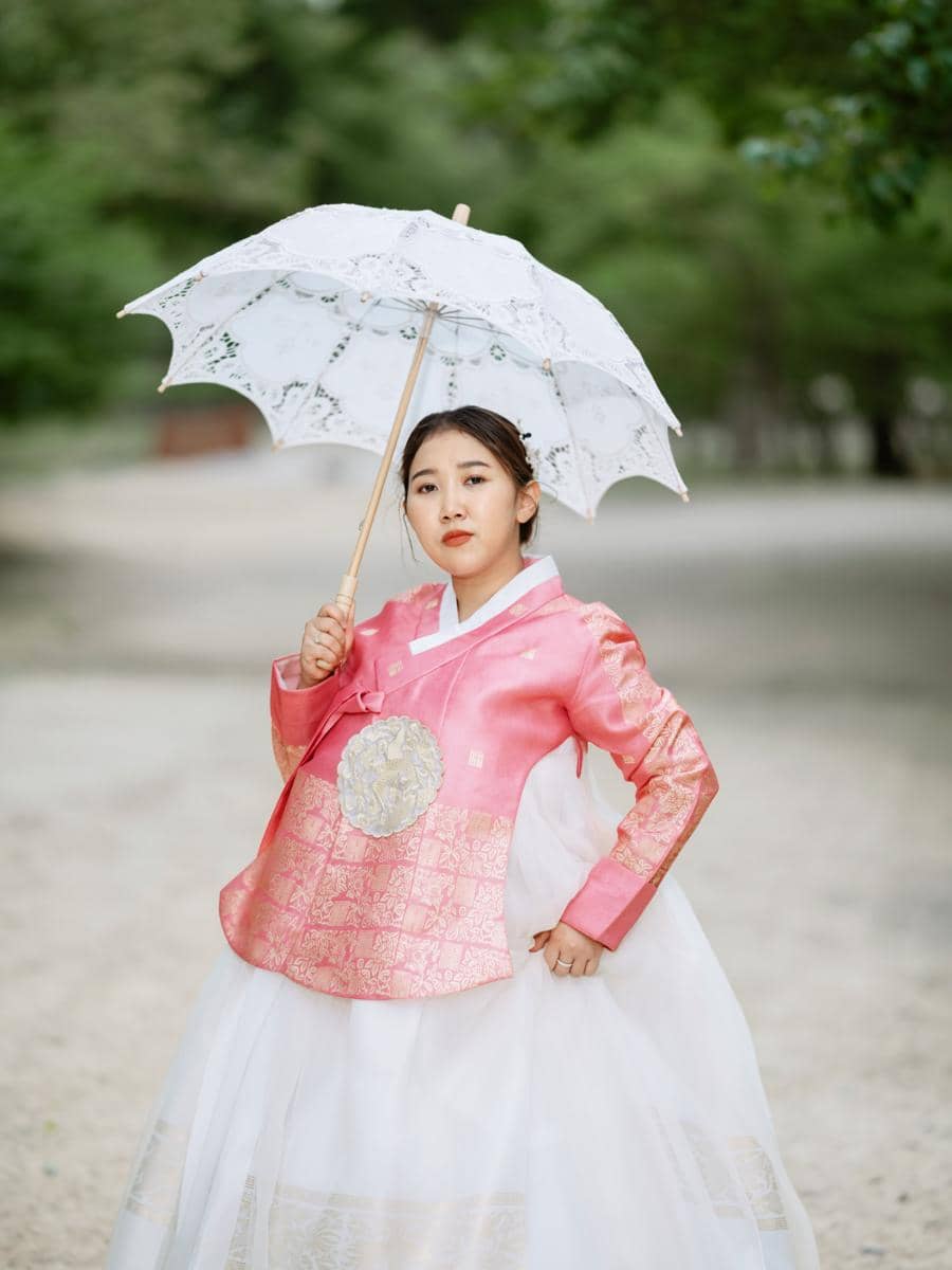 Kiky Saputri pakai hanbok pink saat di Gyeongbokgung Palace