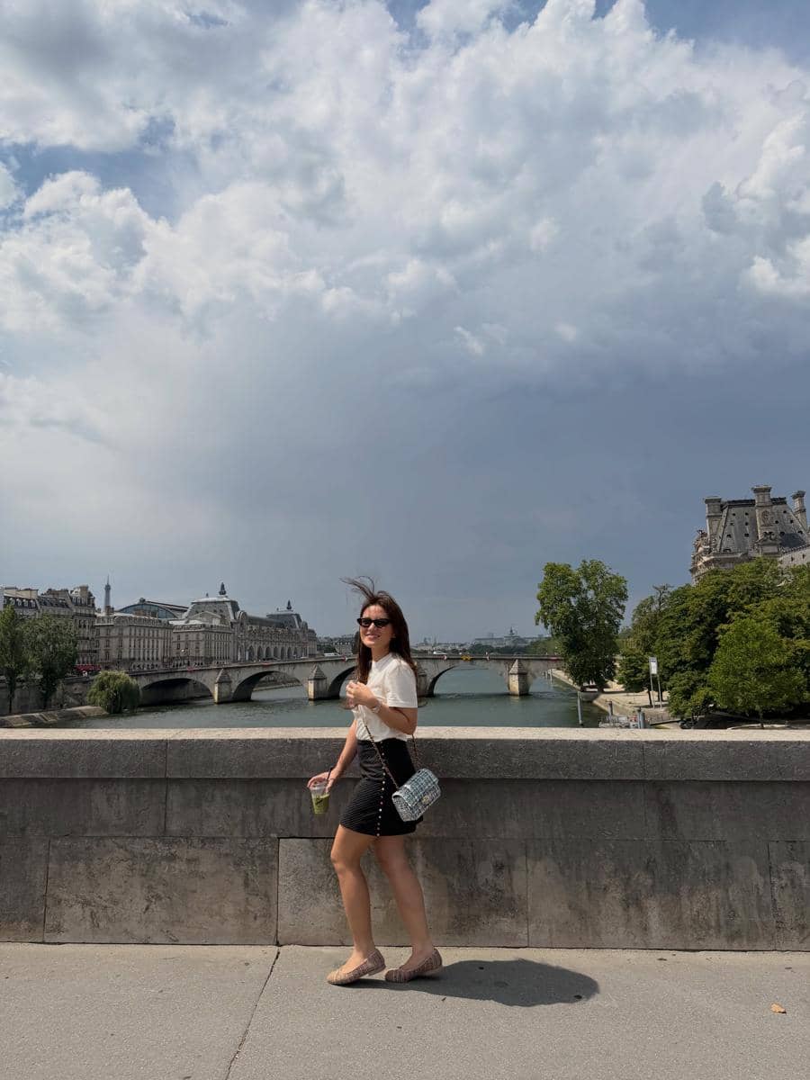 Marsha Aruan jalan-jalan di Kota Paris saat musim panas