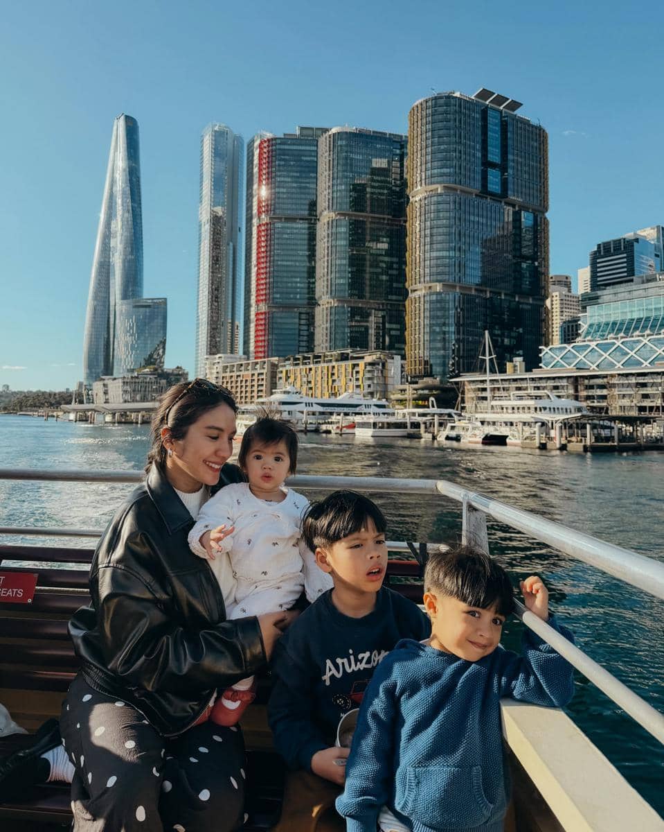 Acha Sinaga jalan-jalan di Sydney dengan tiga anak