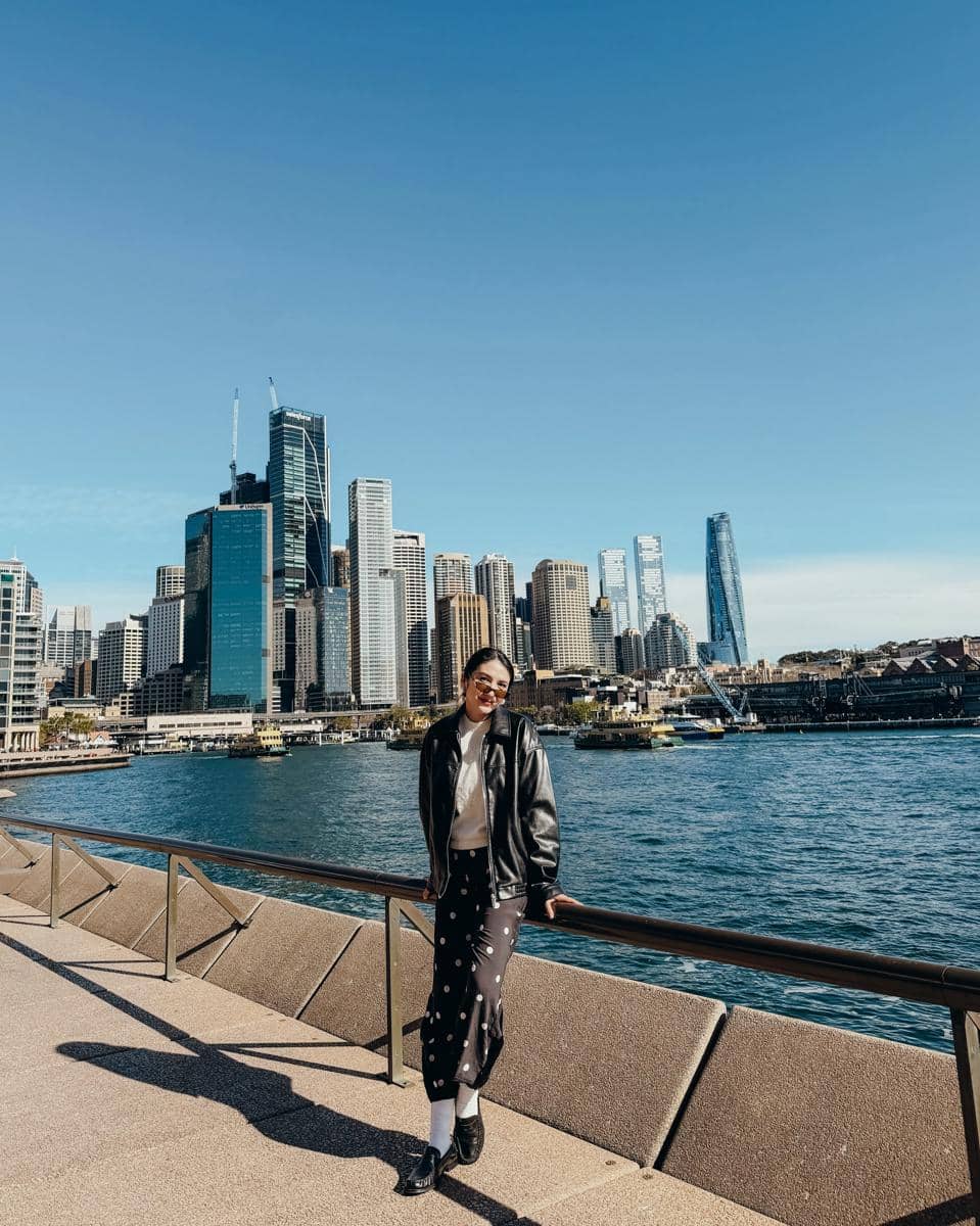 Acha Sinaga jalan-jalan di Sydney dengan tiga anak