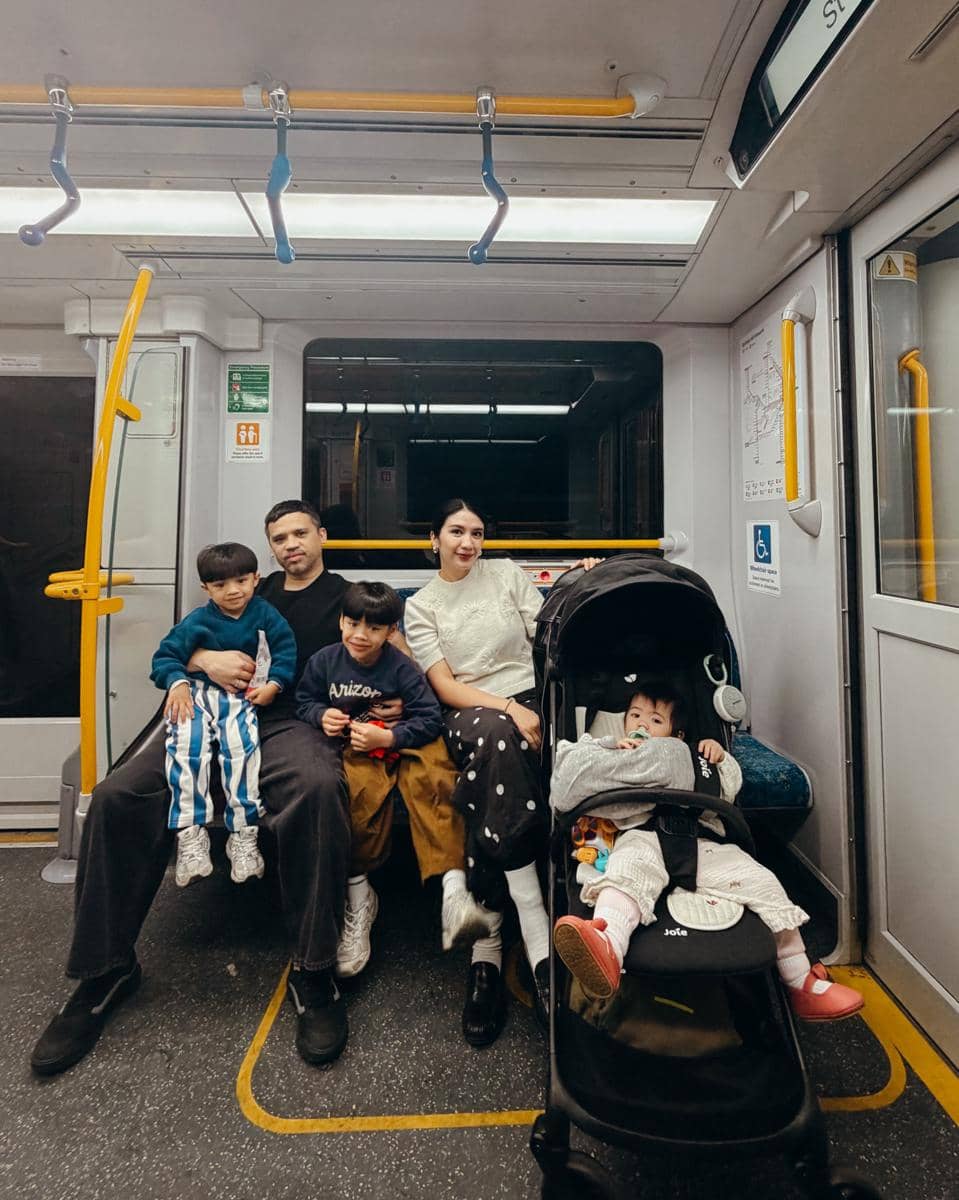 Acha Sinaga jalan-jalan di Sydney dengan tiga anak